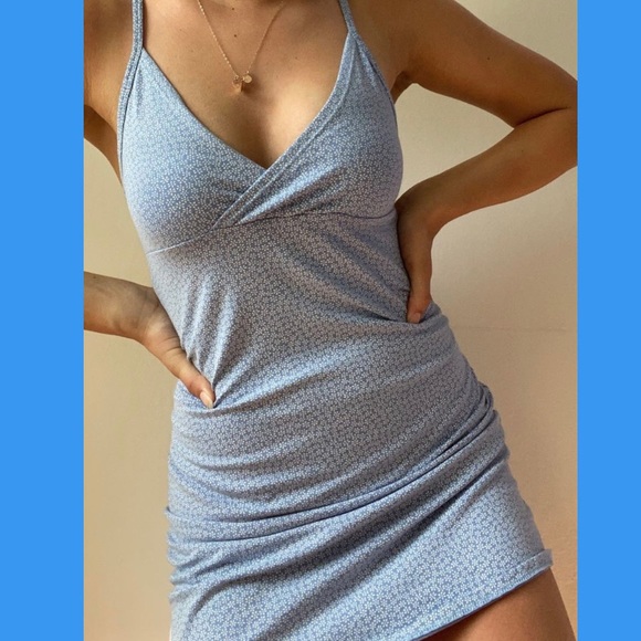 Brandy Melville Dresses & Skirts - BRANDY MELVILLE tight fit floral dress